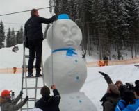 В Буковеле поселился пятиметровый снеговик