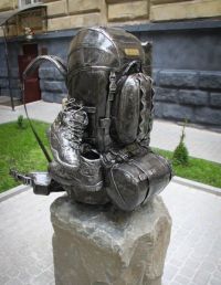 Во Львове открылся первый в мире памятник рюкзаку