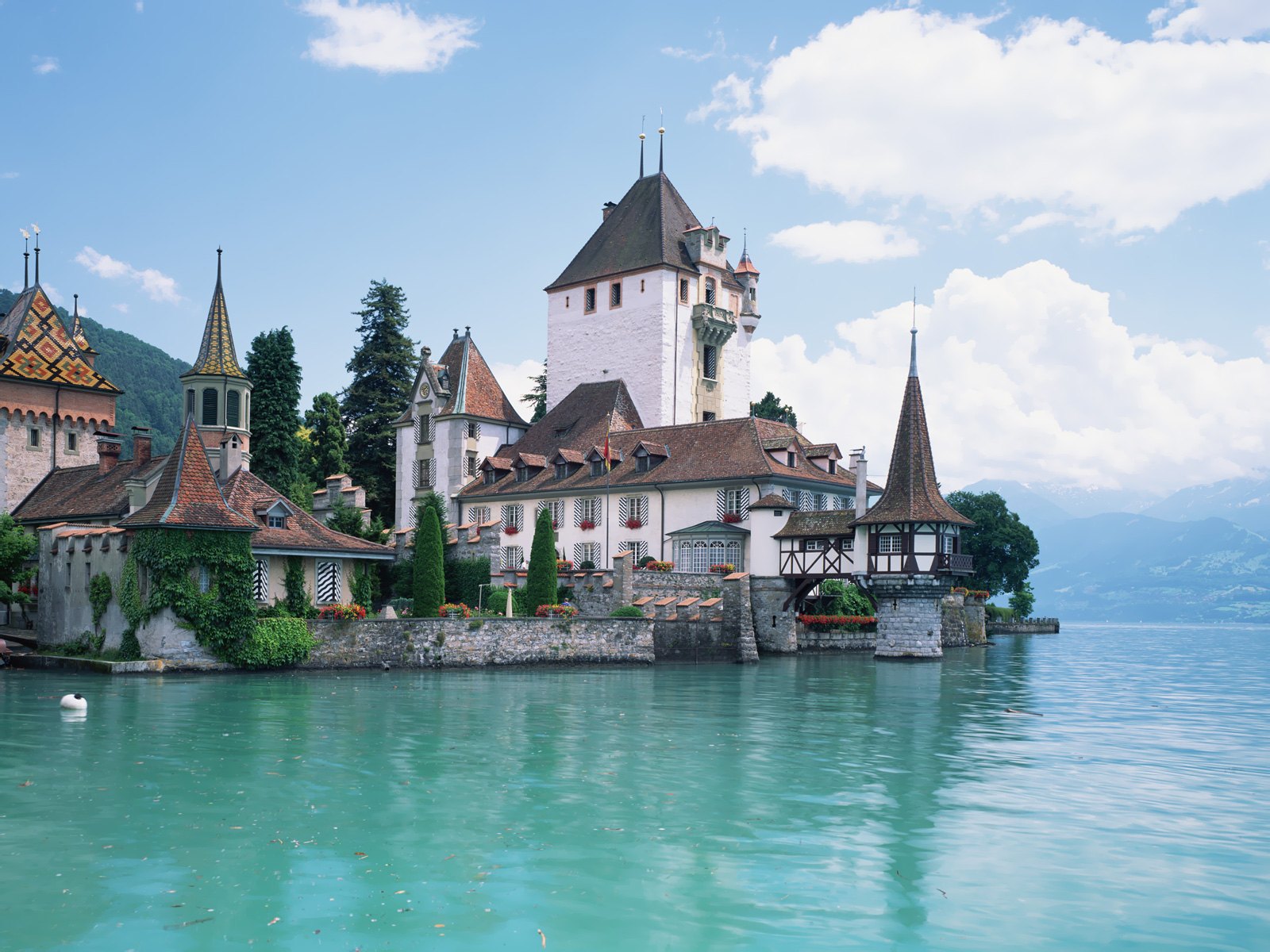 Oberhofen Castle, Lake Thun, Switzerland бесплатно