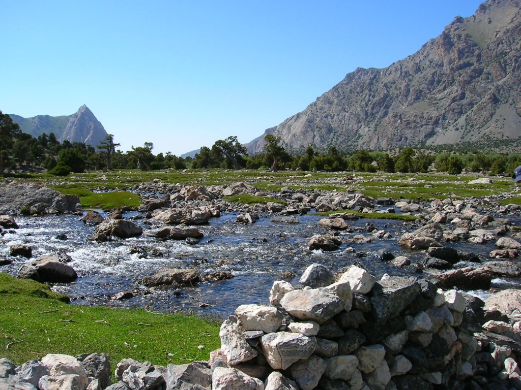 Красивые места таджикистана. Достопримечательности Таджикистана горы. Горные камни в Таджикистана. Горы Таджикистан Пенджикент. Пенджикент природа.