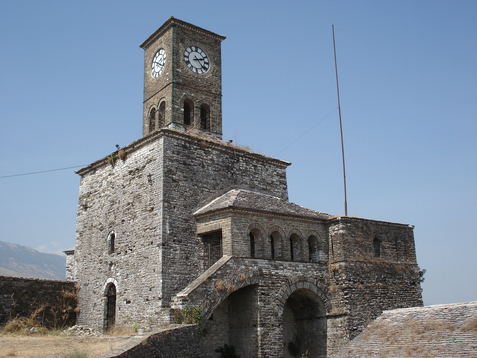 Часовая башня на территории старинного замка - Гирокастра, Албания фото #2873