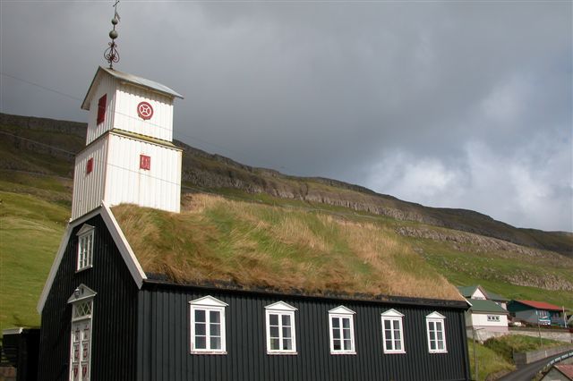 Церковь в селении Хов (остров Суури) - Фарерские острова фото #17674