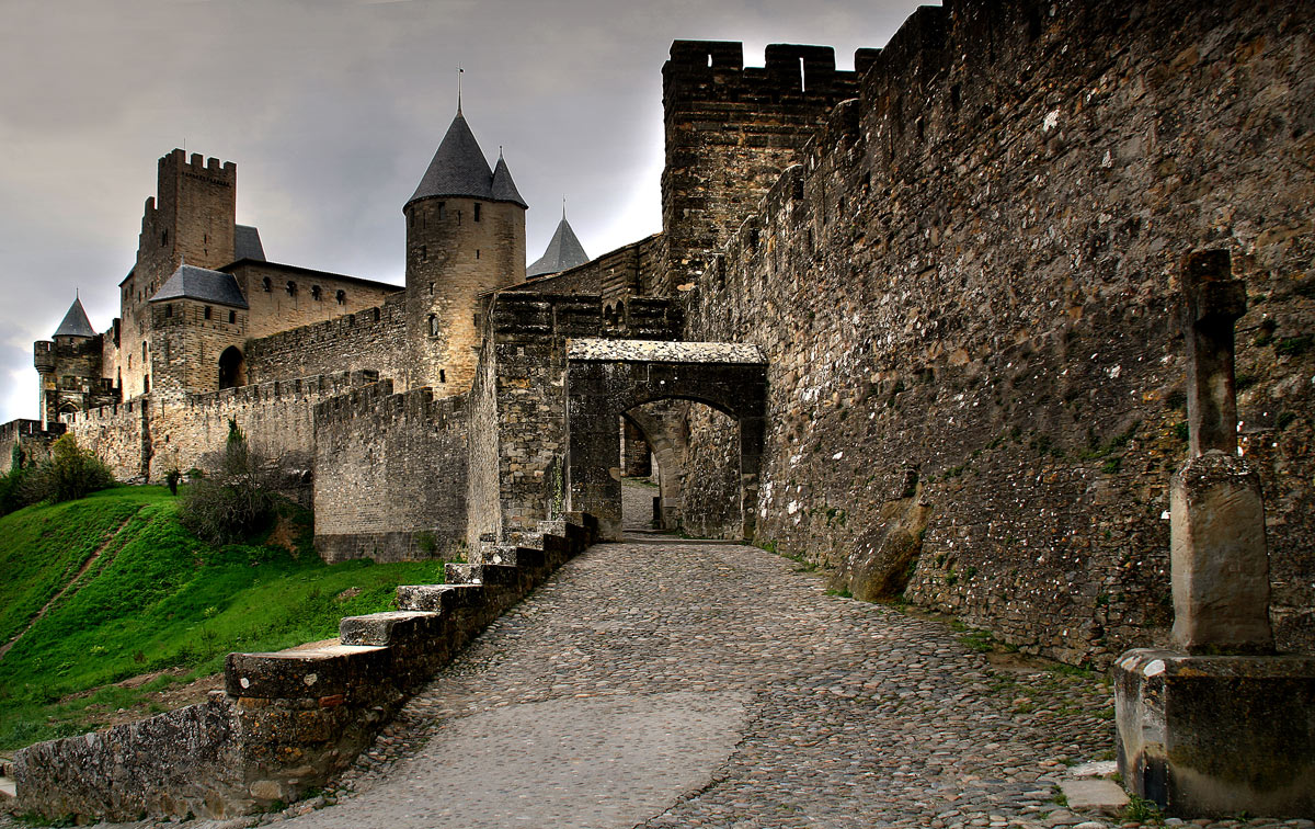Окружение крепости. Замок Машкуль Франция. Крепость Каркассон. Каркассон Франция. Средневековые рыцарские замки Франции.