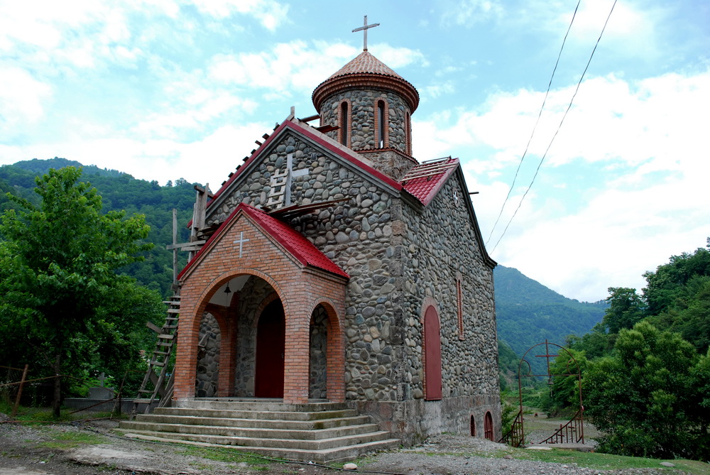 Строящаяся церковь в горном селе - Грузия фото #3075