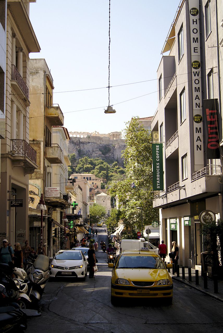 Улица в Афинах и вид на Акрополь - Афины, Греция фото #32364