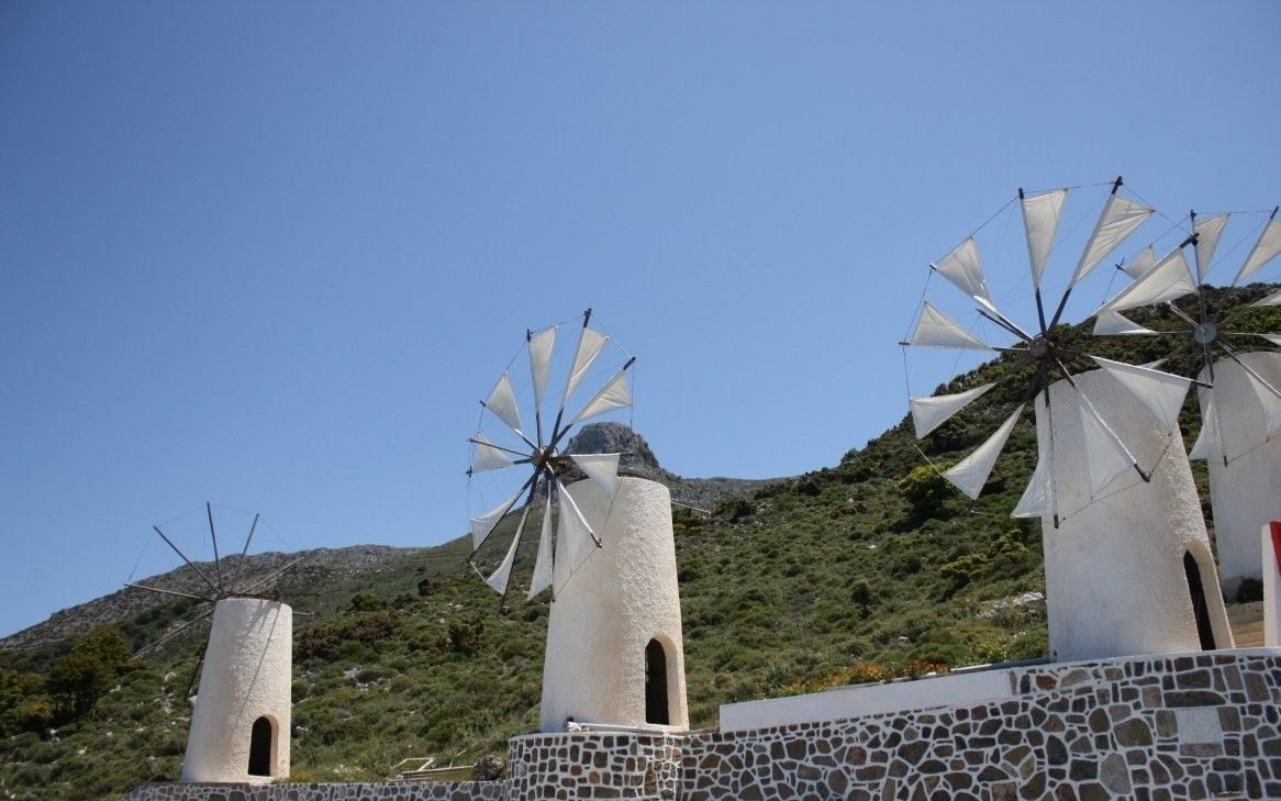 Ветреная долина пики. Крит Ветряные мельницы. Долина Лассити. Крит Долина Лассити. Мельницы острова Крит.