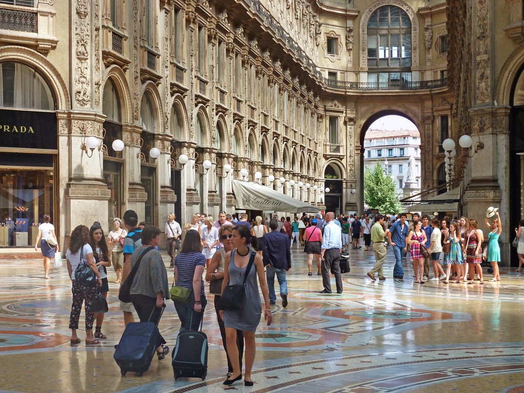 Туристы внутри галереи Виктора Эммануила II - Милан, Италия фото #32344