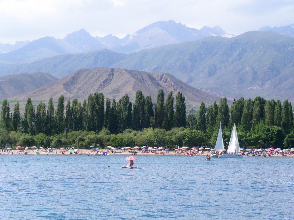 Ехать на иссык куль. Озеро Иссык-Куль Киргизия. Жемчужина Киргизии озеро Иссык-Куль. Киргизия озеро Исыккуль. Исилькуль озеро Киргизия.