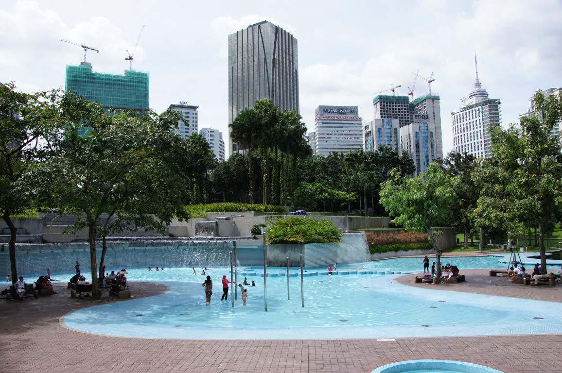 Площадь малайзии. Парк около башен Петронас. Малайзия площадь. Площадь независимости Малайзия. Куалумпур фото.