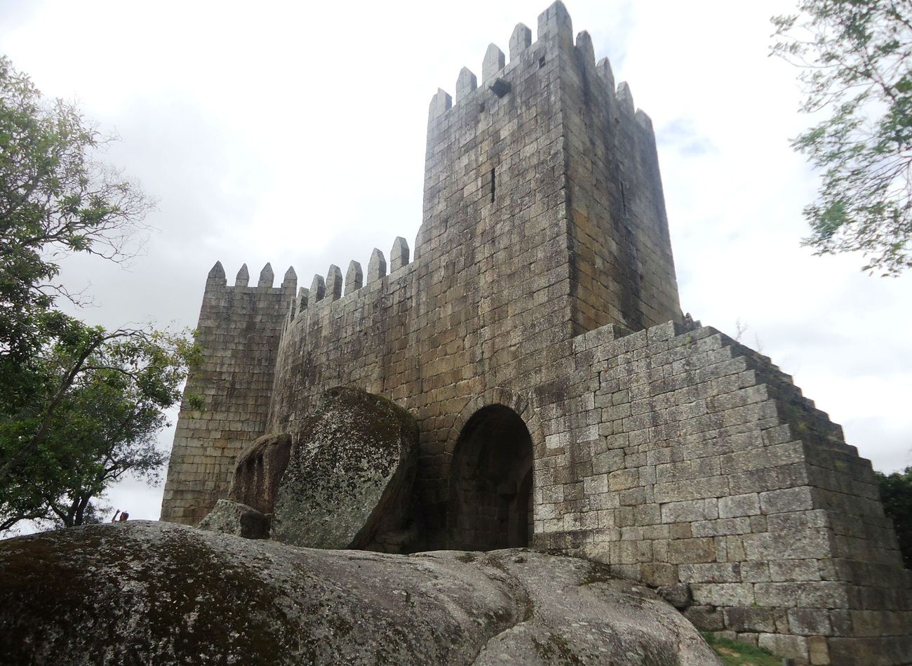 Замок Гимарайнш - Португалия фото #23736