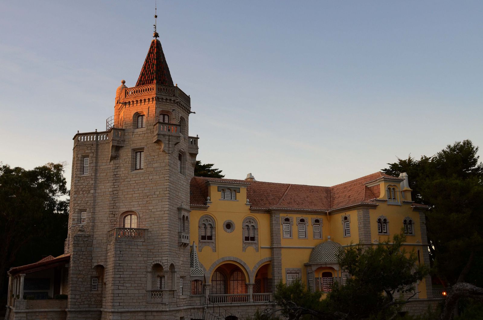 Дворец графа Кастро Гимарайнш на закате - Кашкайш, Португалия фото #32754