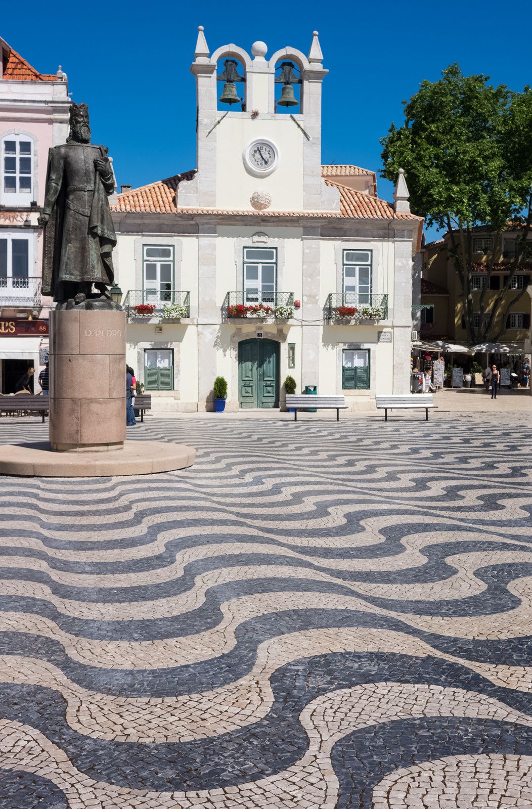 Ратуша и памятник королю Португалии Педру I в Кашкайше - Кашкайш, Португалия фото #32786