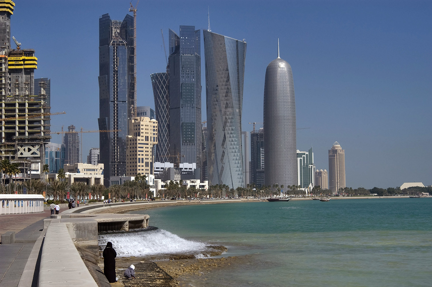Самая богатая страна в 2024 году. Доха Катар. Доха Корниш Катар. Катар Qatar. Доха Сити Катар.