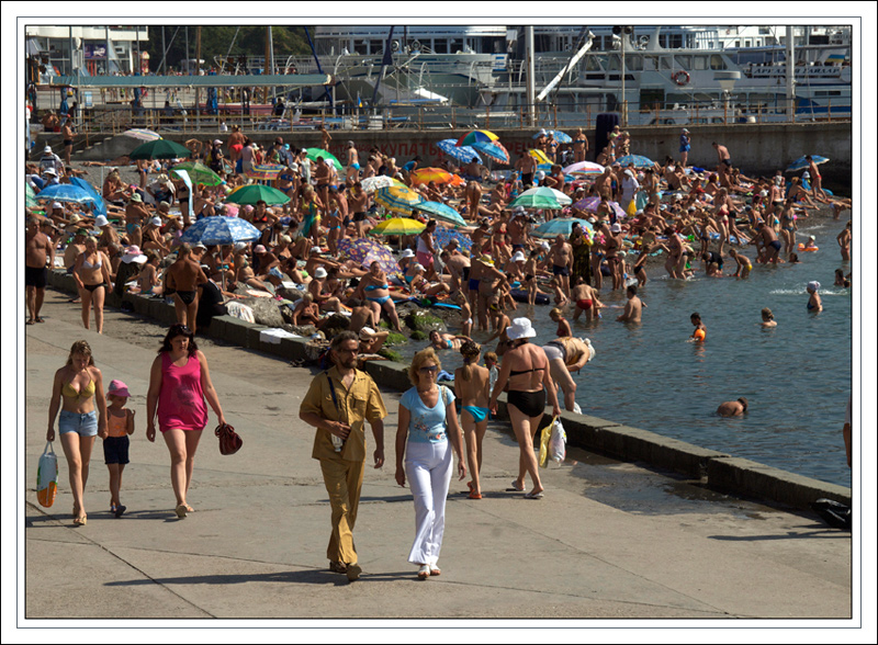 The scene is a beach in Yalta - Ялта, Россия фото #2960