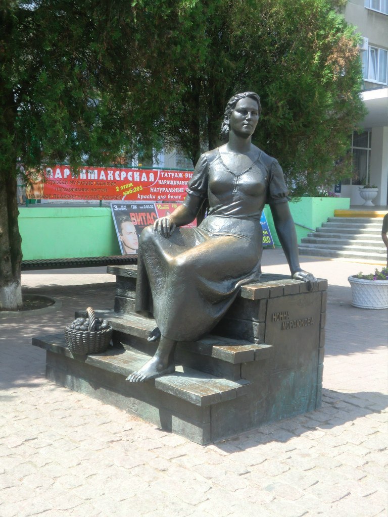 Памятник Нонне Мордюковой - Ейск, Россия фото #6177