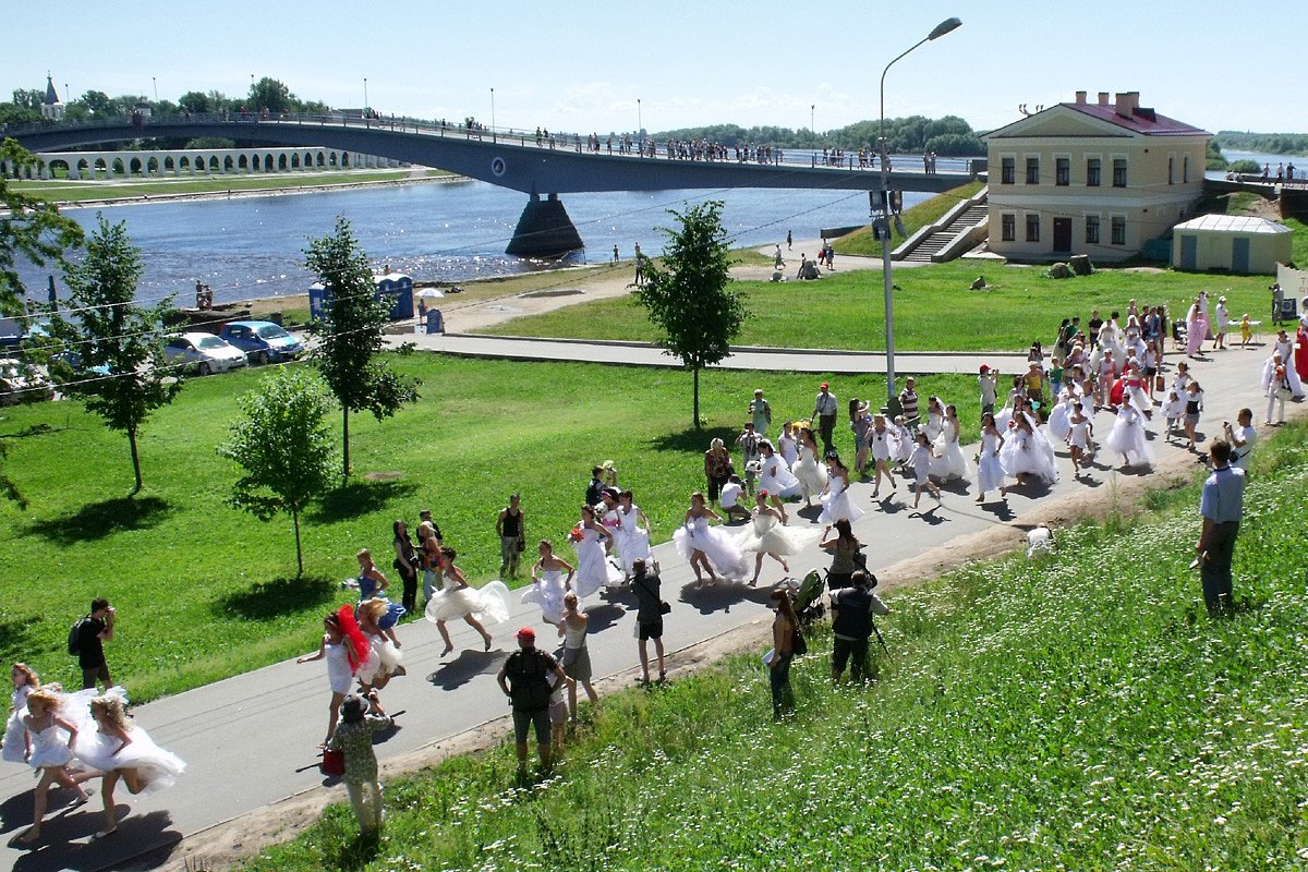 Новгород сколько жителей