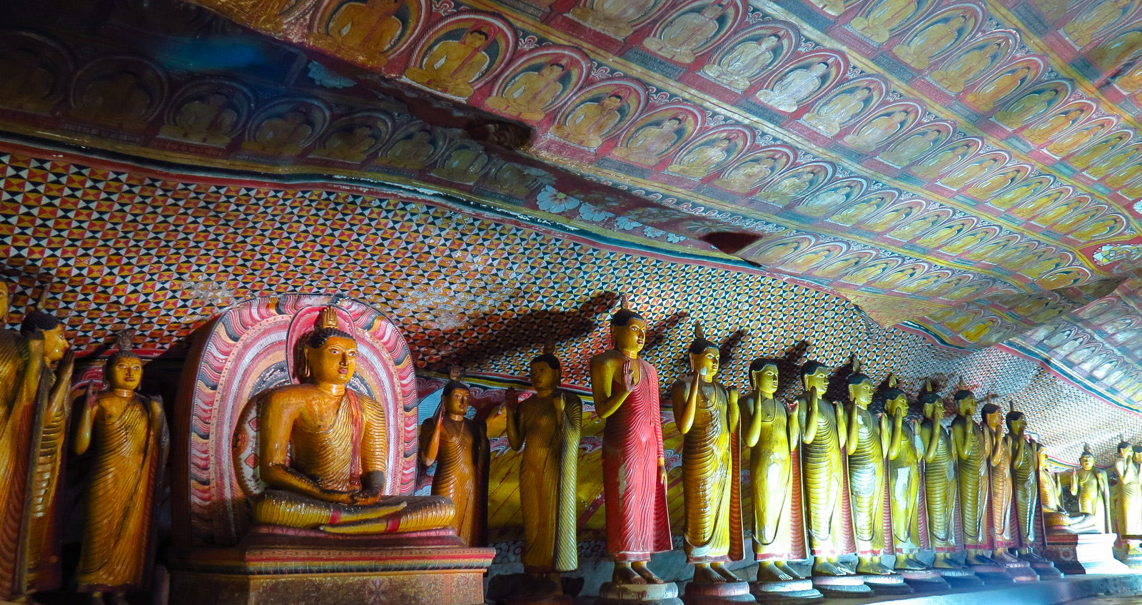 Дамбулла шри. Золотой Будда Дамбулла. Пещерный храм Дамбулла. Буддийский храм Дамбулла Шри Ланка. Пещерный храм Дамбулла Шри-Ланка.
