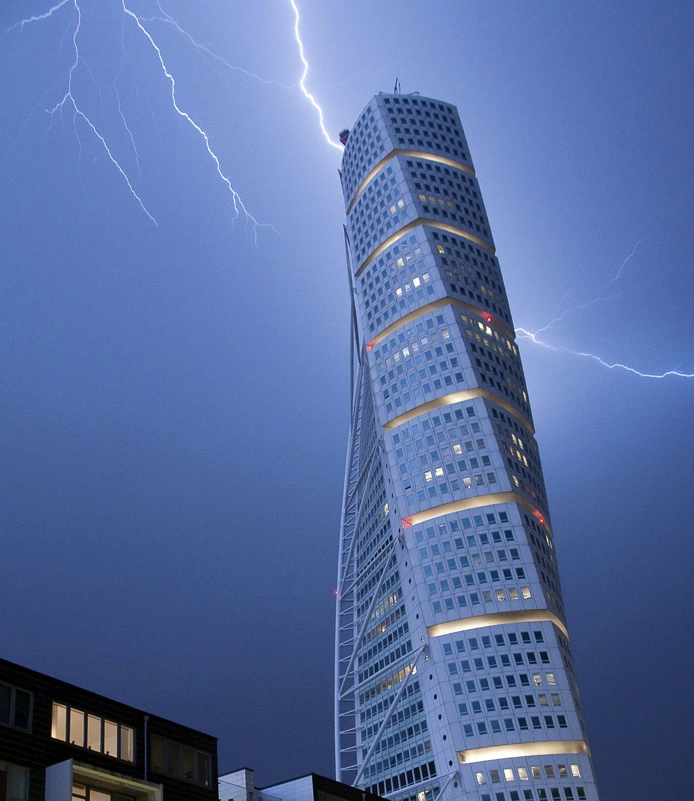 Turning torso (мальмё, швеция). башня меркурий. небоскреб turning torso. небоскреб в мальме. небоскреб отзывы.