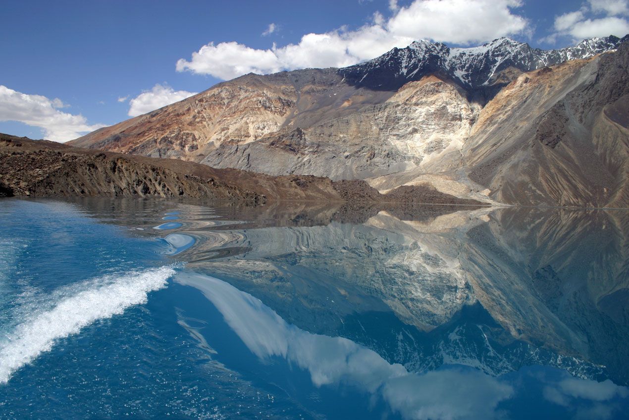 Памирские горе. Озера Сарез в памире. Озеро Сарез в Таджикистане. Озеро в памире Таджикистан. Горы Памира в Таджикистане.