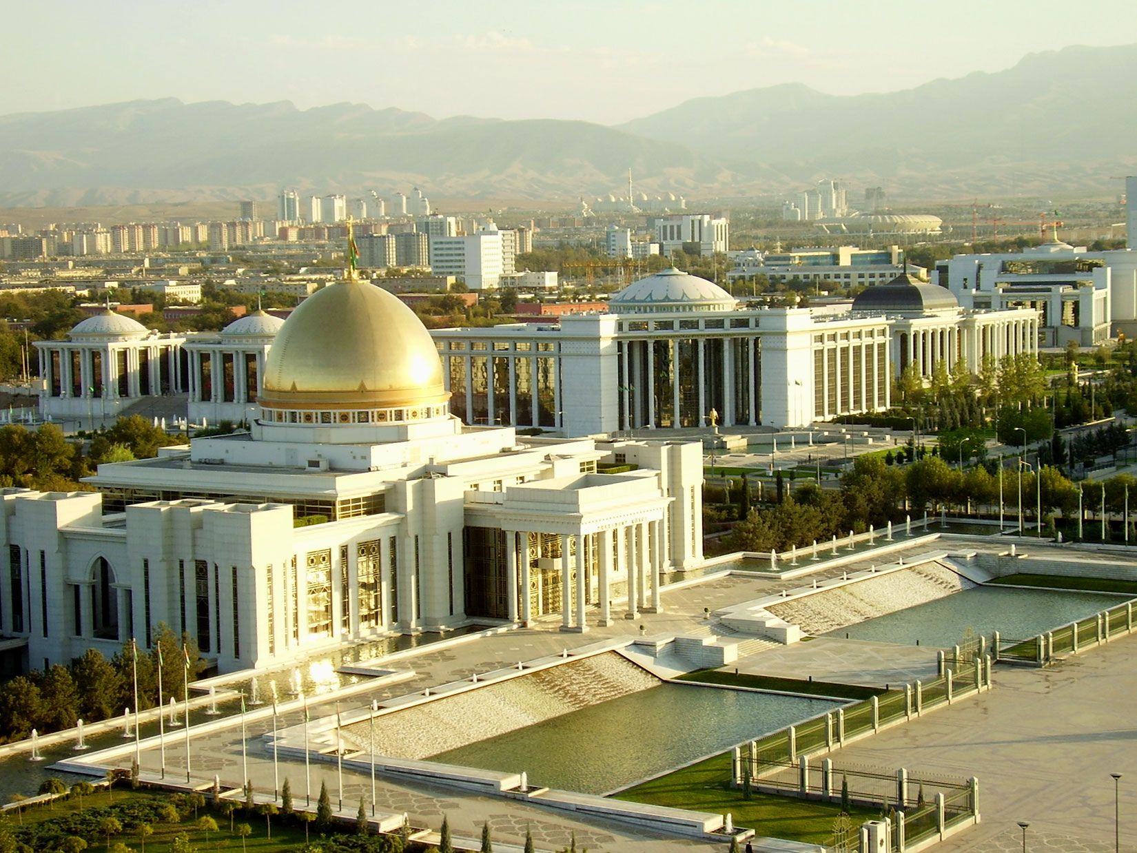 Туркменабад сегодня. Ашхабад столица Туркменистана. Ашгабат Туркменистан Ашхабад. Дворец «Огузхан» Туркменистан. Дворец Рухыет Туркмения.
