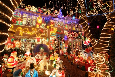 Рождественская иллюминация фасада дома - Великобритания фото #2591