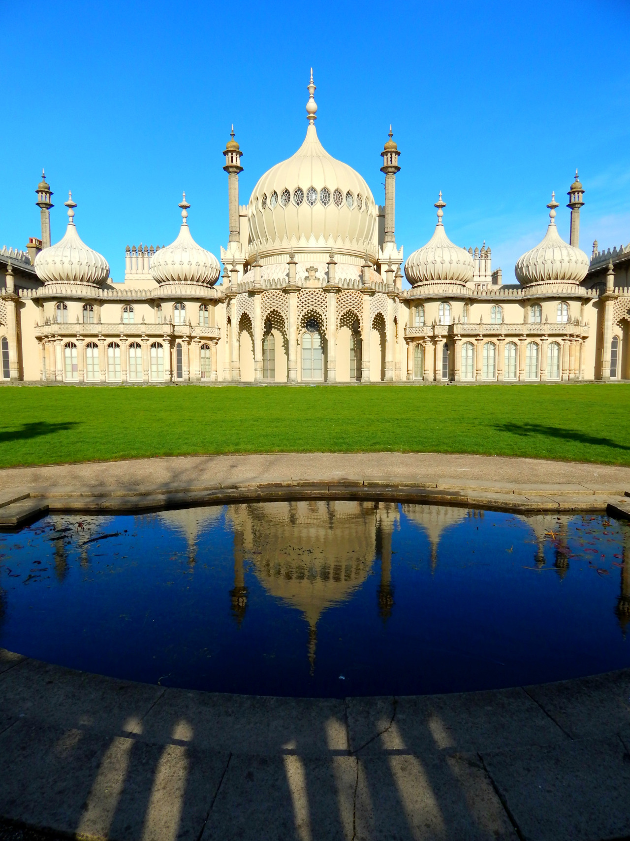 Brighton england. Брайтон Англия. Brighton достопримечательности. Брайтон Англия достопримечательности. Собор в Брайтоне.