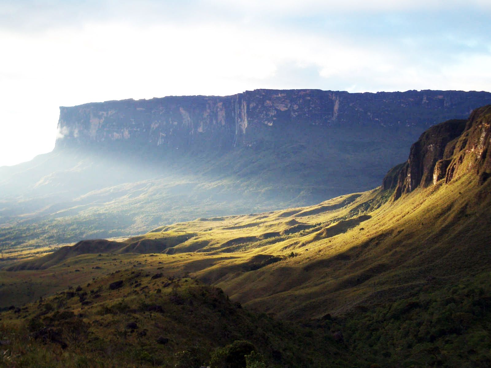 Водопад на гвианском плоскогорье. Гора Рорайма, Южная Америка. Венесуэла горы Тепуи. Тепуи Венесуэла Южная Америка. Рорайма Венесуэла Затерянный мир.