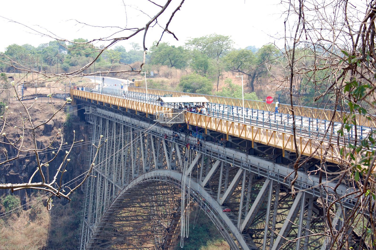 Мост у водопада Виктория, между Замбией и Зимбабве - Замбия фото #8518