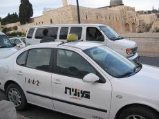 Белые израильские такси - единственный вид транспорта, которым можно воспользоваться всегда