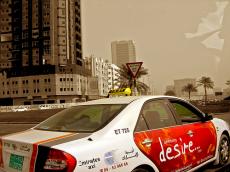 Таксисты самой большой компании Emirates Taxi строго соблюдают правила и носят специальную форму