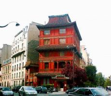 Китайская пагода в центре Парижа