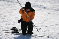 Семьям горнолыжников приходится решать чуть более сложный вопрос, чем лыжникам-одиночкам - ведь многие из них обзавелись детьми