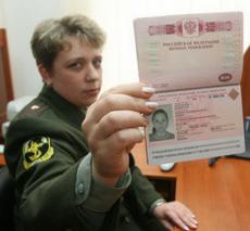 При получении документа нужно проверить правильность написания имени, фамилии, даты и места рождения и убедиться, что в российском паспорте проставлен штамп об аннуляции предыдущего и выдаче нового