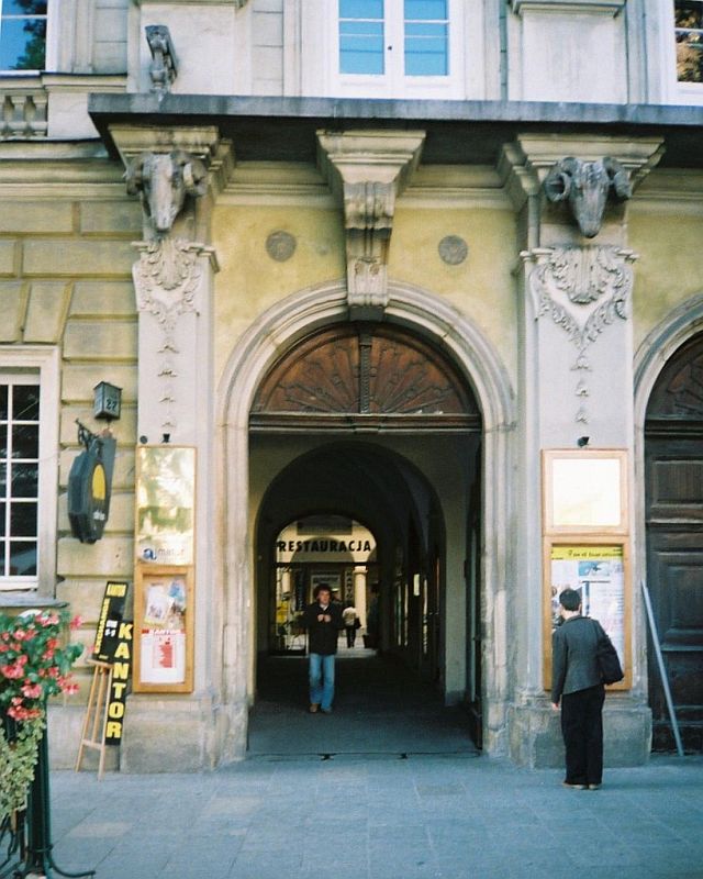 Дворец "Под Баранами", что в XIX ст. приналежал семье Потоцких. В его подвалах находится кабаре "Пивниця под Баранами"
